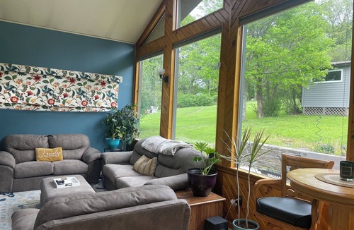 Wildwood House | Charming 3 bedroom 1 bath house located 15 min away from Oakmont Country Club.