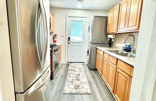 Ocean Gate Apartment | Charming 3 Bedroom, 1 Bath, Ground floor, 2 blocks from Ocean Gate Beach