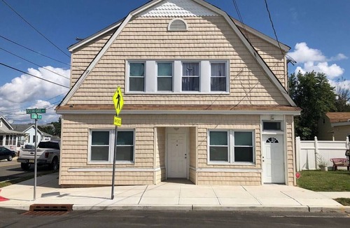 Ocean Gate Apartment | Charming 3 Bedroom, 1 Bath, Ground floor, 2 blocks from Ocean Gate Beach