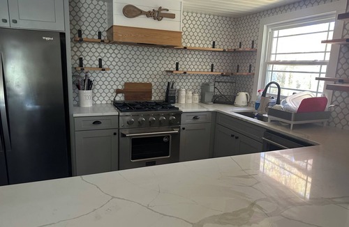 Morrow House | Charming 3 bedroom 2 bath house with 2 car garage, WiFi and AC in Morrow.