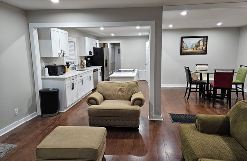 Birmingham House | Charming 3-bedroom 2 bathroom house with WiFi, AC in marvelous Birmingham.