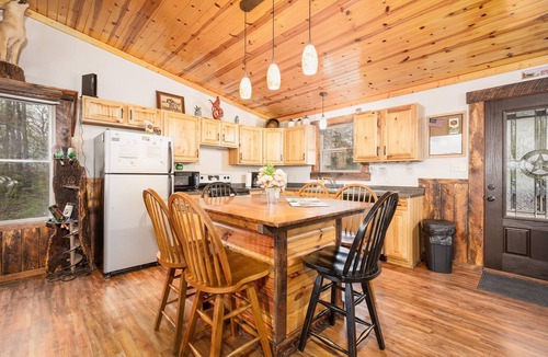 Steelville Cabin | Charming 3 bedroom, 2 bath cabin with Hot Tub and Private Meramec River Access