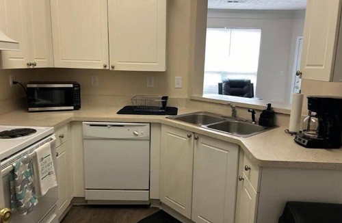 Suwanee House | Charming 3-bedroom 3 ba house with WiFi, AC pet friendly in tranquil Suwanee
