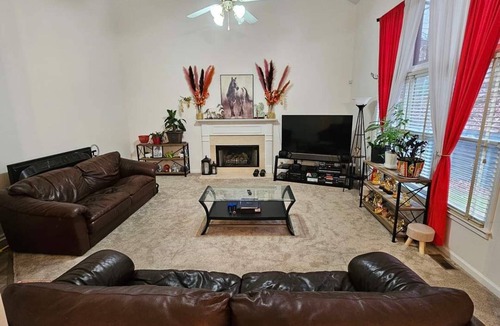Suwanee House | Charming 3-bedroom 3 ba house with WiFi, AC pet friendly in tranquil Suwanee