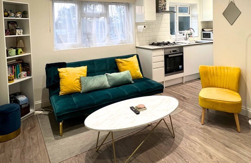 Burnt Oak Apartment | Charming 3-bedroom apartment in Edgware for a cozy stay