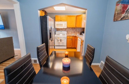 Dearborn House | Charming 3-bedroom bungalow with King Bed Dearborn