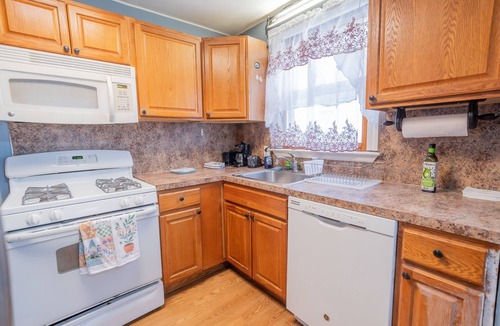 Dearborn House | Charming 3-bedroom bungalow with King Bed Dearborn