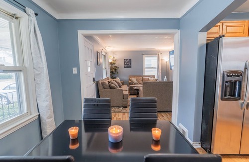 Dearborn House | Charming 3-bedroom bungalow with King Bed Dearborn