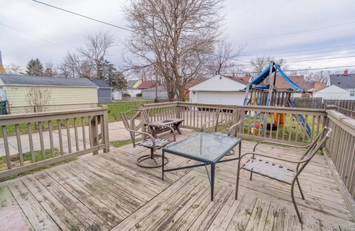Dearborn House | Charming 3-bedroom bungalow with King Bed Dearborn