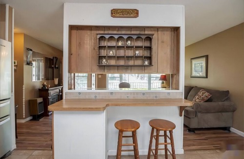 Topeka House | Charming 3-bedroom bungalow with fitness room, WiFi in soothing Topeka