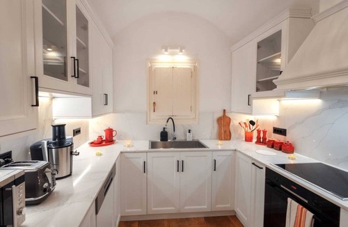 Karterados House | Charming 3-bedroom cave house in enchanting Fira with AC, WiFi, Washer/Dryer