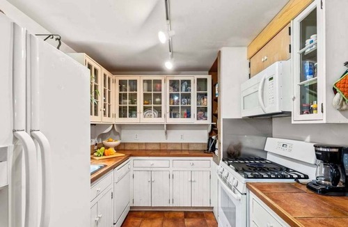 Vineyard Haven Cottage | Charming 3-bedroom Cottage with AC in Oak Bluffs - Sleeps 8