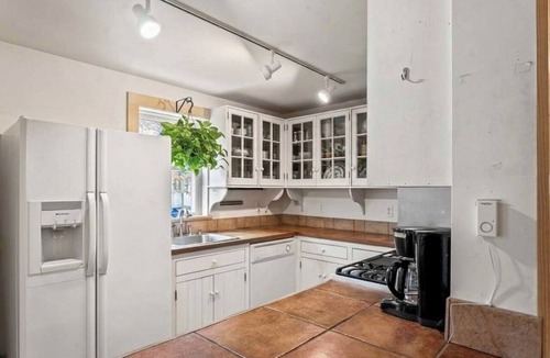 Vineyard Haven Cottage | Charming 3-bedroom Cottage with AC in Oak Bluffs - Sleeps 8