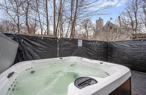 Tobyhanna Cabin | Charming 3-bedroom Cabin With Private Hot Tub
