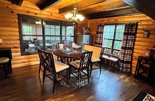 Etoile Cabin | Charming 3-bedroom cabin with AC and WiFi at Barren River Lake in Lucas, KY