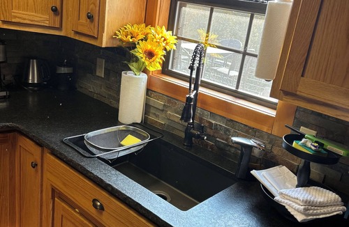 Etoile Cabin | Charming 3-bedroom cabin with AC and WiFi at Barren River Lake in Lucas, KY