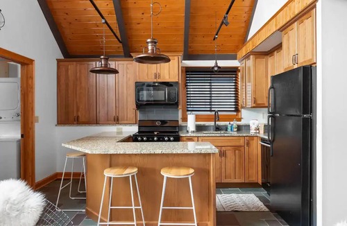 Stratton and Bromley Ski Areas Ski Chalet | Charming 3-bedroom chalet with AC and WiFi in peaceful Winhall