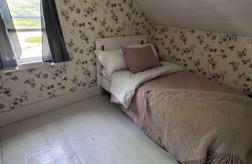 Bristol Cottage | Charming 3-bedroom cottage in Bristol, waterfront, with AC