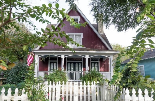 Washington Square House | Charming 3-bedroom cottage in Oakleigh Historical District in downtown Mobile