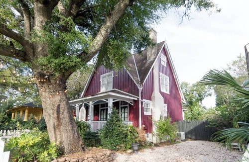 Washington Square House | Charming 3-bedroom cottage in Oakleigh Historical District in downtown Mobile