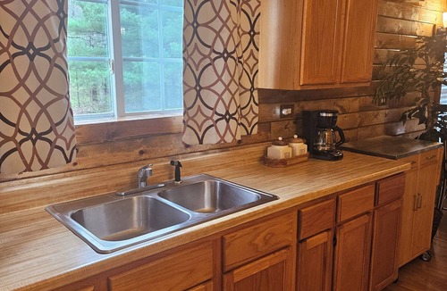 Oxford Cottage | Charming 3-bedroom cottage in Oxford with WiFi and AC close to Wisconson Dells
