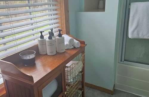 Oxford Cottage | Charming 3-bedroom cottage in Oxford with WiFi and AC close to Wisconson Dells