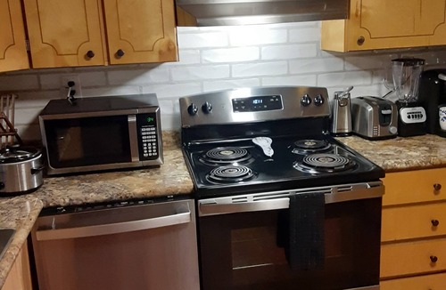 Lydia Cottage | Charming 3-bedroom cottage with WiFi and AC in wonderful McBee GYM AND HOT TUB