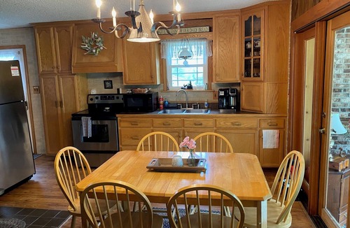 Morris House | Charming 3-bedroom country house with AC, WiFi near Ski Sawmill