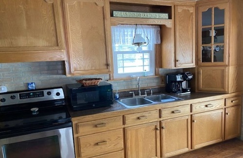 Morris House | Charming 3-bedroom country house with AC, WiFi near Ski Sawmill