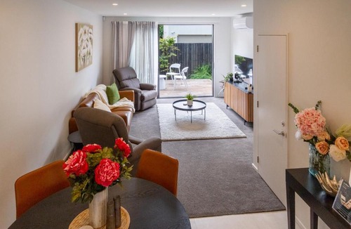 Edgeware Apartment | Charming 3-Bedroom Escape Carpark
