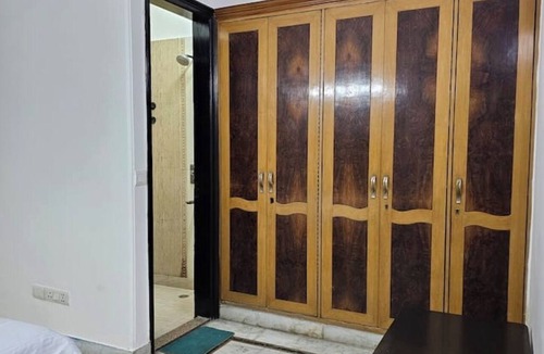 Lajpat Nagar Apartment | Charming 3-Bedroom Family Rental Next to Lajpat Market – Central & Convenient!