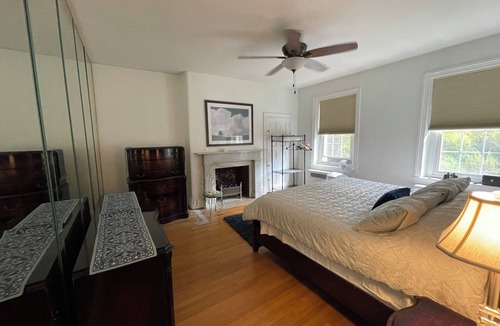 West Bristol House | Charming 3-bedroom farmhouse in Newportville with fast WiFi and AC