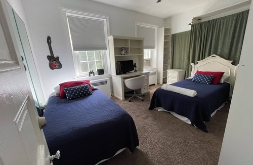 West Bristol House | Charming 3-bedroom farmhouse in Newportville with fast WiFi and AC