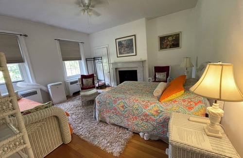 West Bristol House | Charming 3-bedroom farmhouse in Newportville with fast WiFi and AC