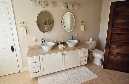 Princeton House | Charming 3-bedroom farmhouse with beautiful views.newly decorated.