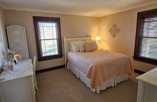 Princeton House | Charming 3-bedroom farmhouse with beautiful views.newly decorated.