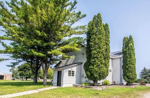 Escanaba House | Charming 3-bedroom Farmhouse with WiFi, AC, Hot Tub & Sauna in Escanaba Mi