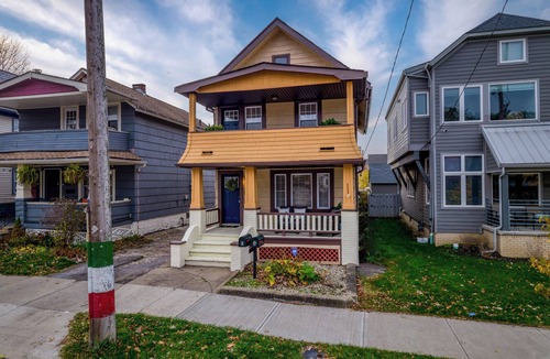 Detroit - Shoreway House | Charming 3-bedroom For Big Families in fabulous Cleveland with AC, WiFi