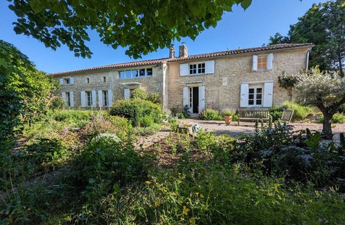 Saint-Brice Cottage | Charming 3-bedroom cottage with a large garden and pool in the Entre-deux-Mers.