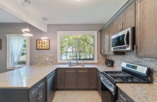 Ronkonkoma House | Charming 3-bedroom house with WiFi and AC in Ronkonkoma, Lake views.