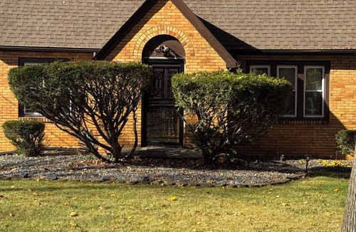 Youngstown House | Charming 3-bedroom house with AC, centrally located Mill Creek Park Youngstown