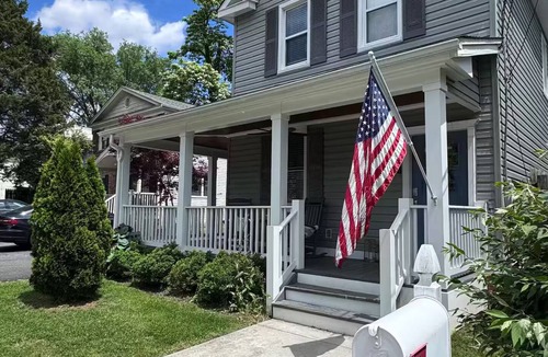 Penrose House | Charming 3-bedroom home in Arlington w/Hot Tub, Parking Close to Everything DC