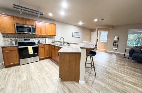 Aloha House | Charming 3-bedroom house in wonderful Beaverton with WiFi, AC