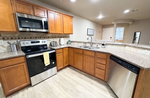 Aloha House | Charming 3-bedroom house in wonderful Beaverton with WiFi, AC