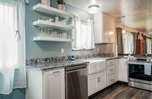 Chiloquin House | Charming 3-bedroom house with AC, WiFi in welcoming Chiloquin