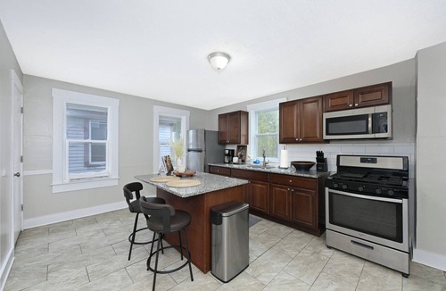 Cleveland House | Charming 3-bedroom house in Cleveland with WiFi and AC
