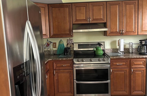 Edgewater House | Charming 3-bedroom house with AC, WiFi in tranquil Edgewater on the bay .
