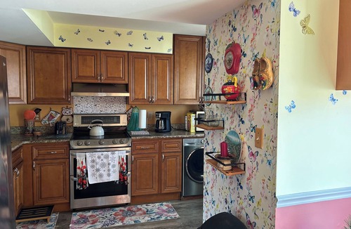Edgewater House | Charming 3-bedroom house with AC, WiFi in tranquil Edgewater on the bay .