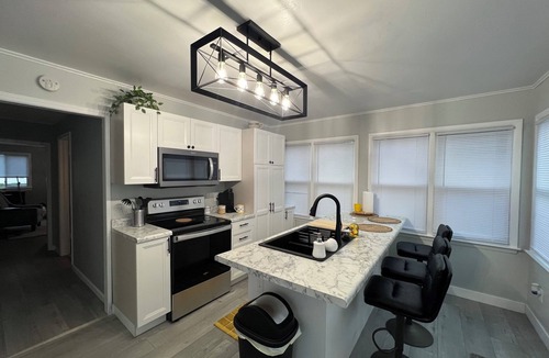 Milwaukee House | Charming 3-bedroom house with AC and WiFi in welcoming Milwaukee