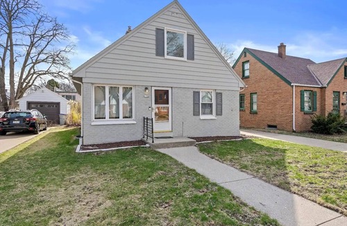 West Allis House | Charming 3-bedroom house Close to All in Milwaukee